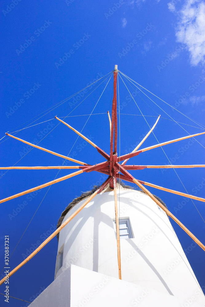 圣托里尼岛Oia蓝天风车屋