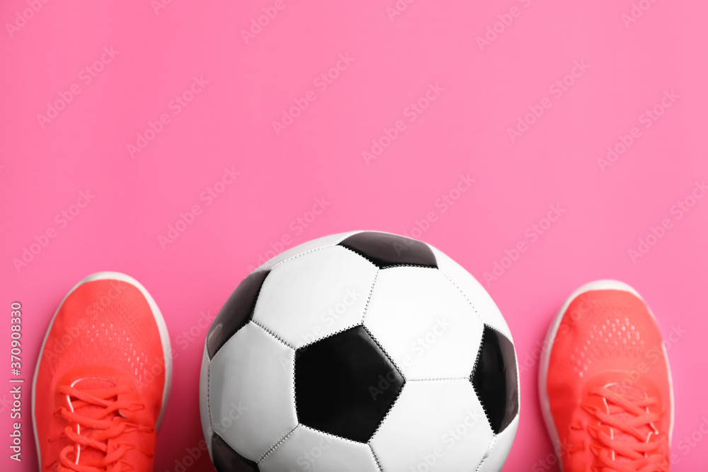彩色背景的足球和鞋子
