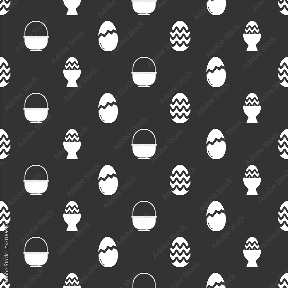 将复活节彩蛋、复活节彩蛋放在架子上，篮子和碎鸡蛋放在无缝图案上。矢量。