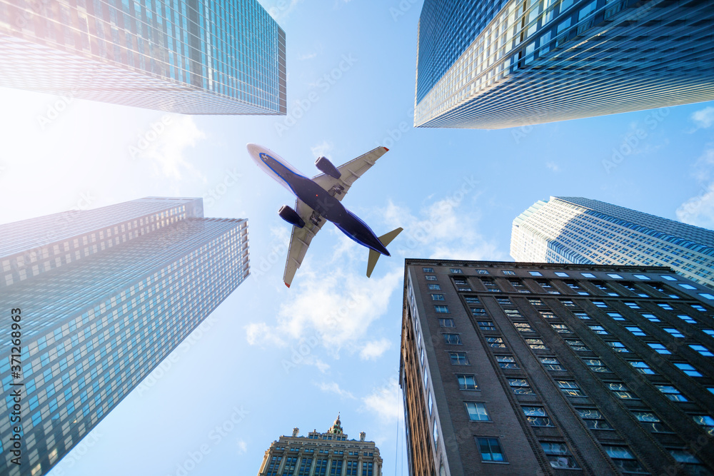 在纽约摩天大楼之间的天空上开始商业飞机飞行