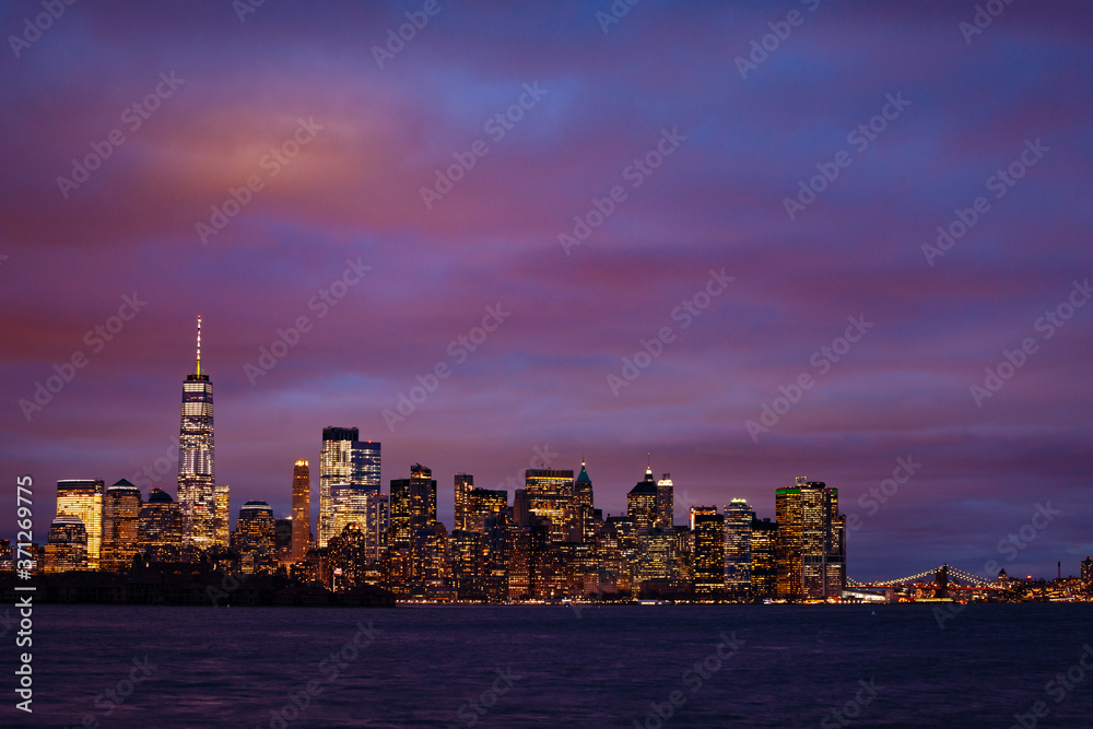 哈德逊河上纽约曼哈顿市中心忧郁的夜景全景