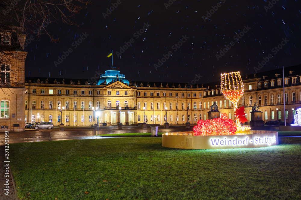 斯图加特的新宫殿建筑或带有圣诞装饰的德语Neues Schloss
