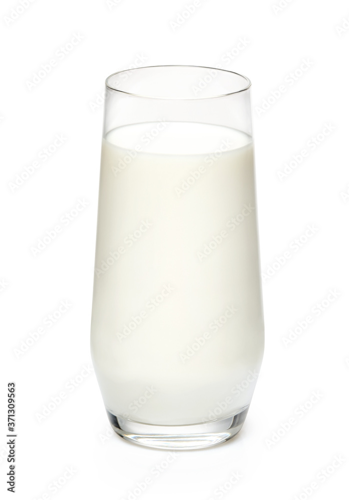 白底隔离的一杯牛奶
