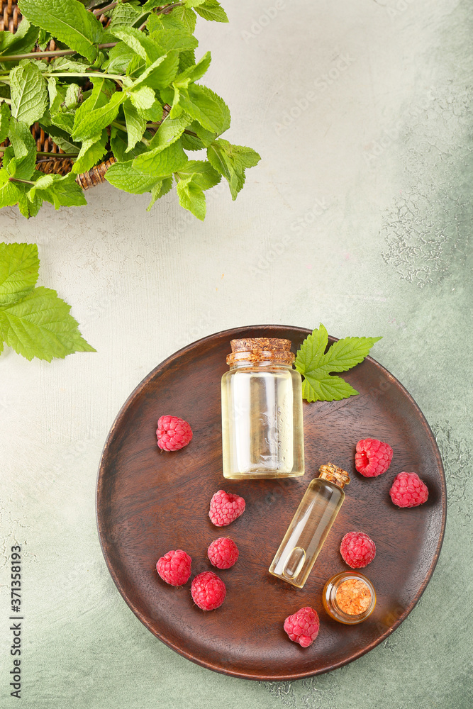 彩色背景树莓精油瓶