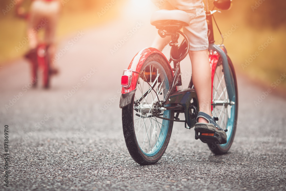 孩子们早上在柏油路上骑自行车