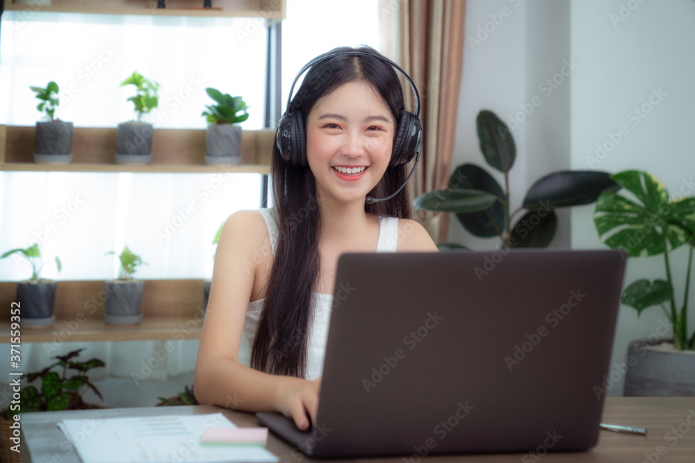 亚洲女性通过电脑桌面和视频会议与其他会议成员交谈