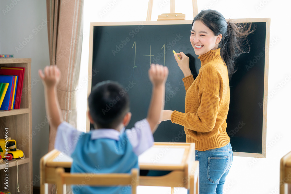 教室里有背板背景的亚洲女老师和她的聪明学生