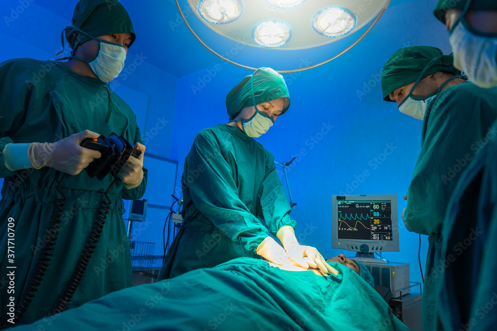 手术室医院亚洲医生团队用自动体外除颤器抢救安全生命患者