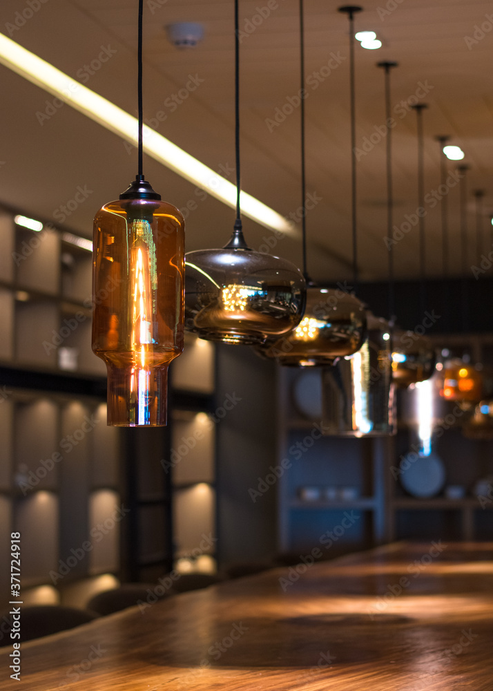 豪华酒店和餐厅天花板上悬挂灯泡的灯具（软焦）