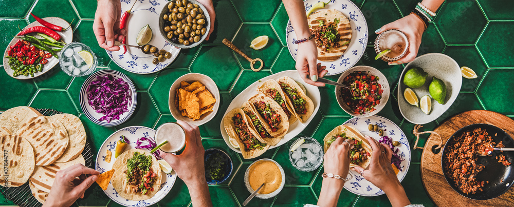 家人或朋友的家庭墨西哥玉米卷派对。墨西哥传统菜肴的扁平布局——牛肉玉米卷