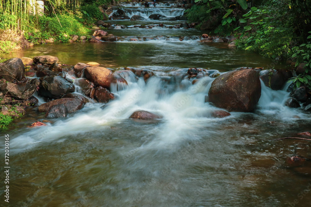 泰国瀑布水道的美丽自然景观。