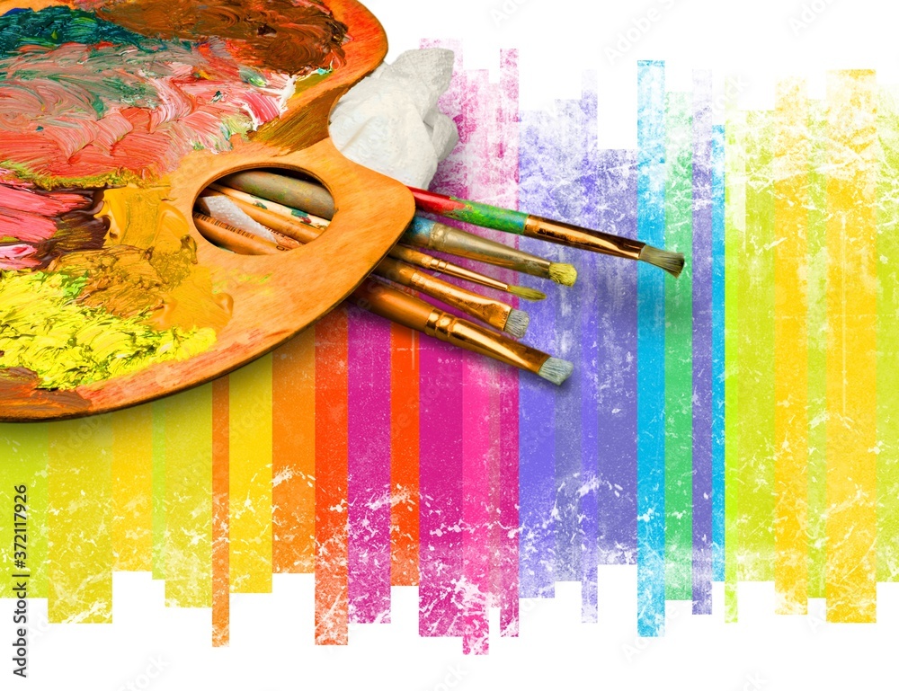 彩色背景上有艺术家画笔的脏调色板