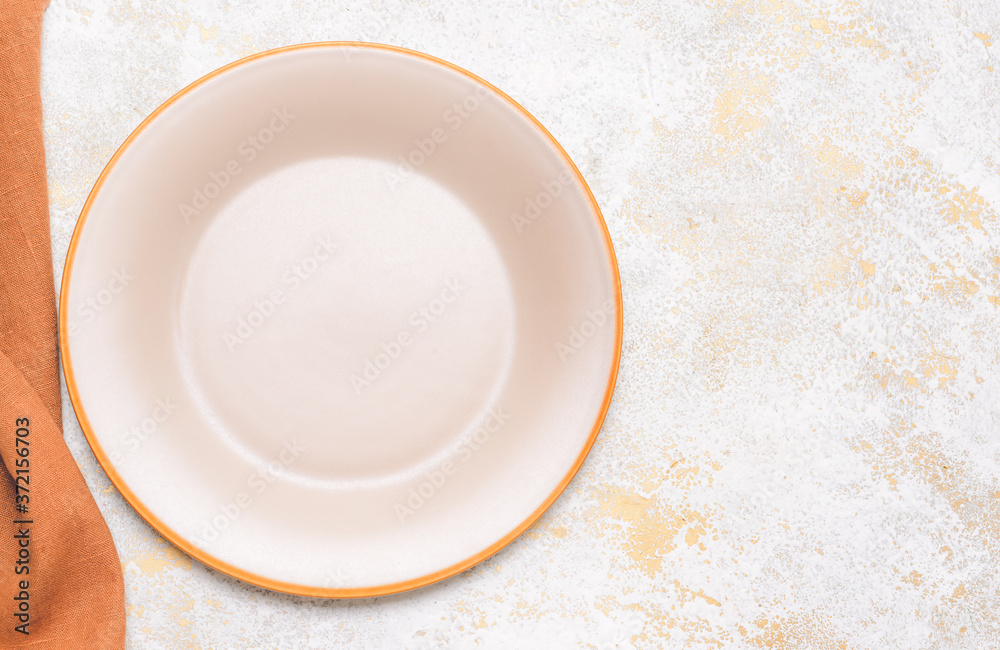 白底餐巾清洁盘子