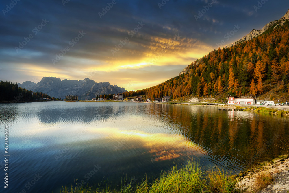 日落时，意大利南蒂罗尔州米苏里纳湖上的多洛米蒂山脉倒影