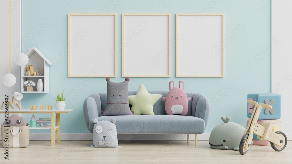 蓝色沙发和玩偶，优雅的儿童房里可爱的枕头，墙上挂着海报。