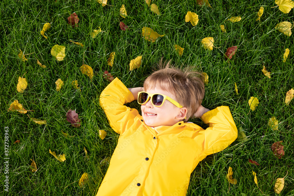 快乐的孩子在秋季公园户外玩得开心
