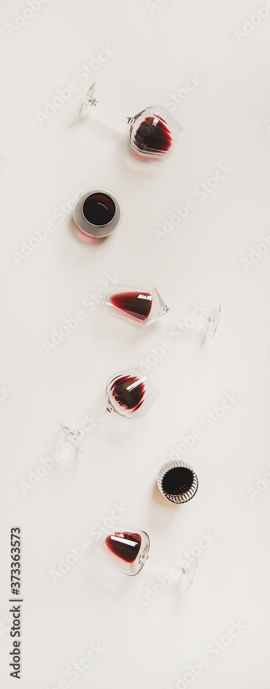 酒杯中的红酒。酒杯的平面，一路领先红酒，背景为纯白色，顶部