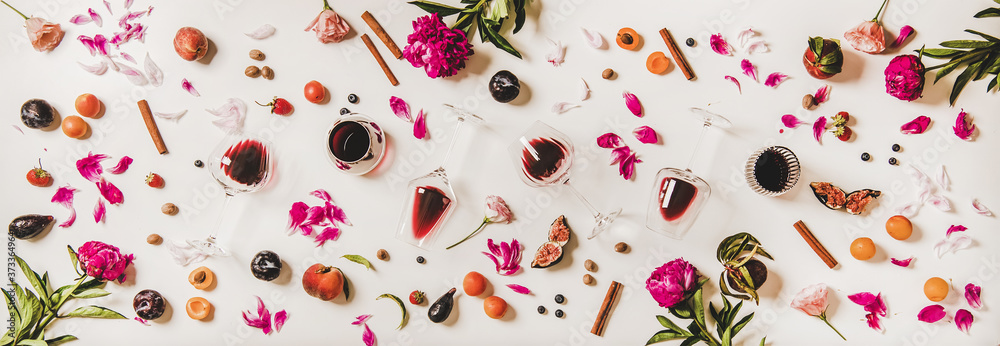 带有风味符号的玻璃杯中的红酒。酒杯、水果、鲜花、香料和浆果的平面布局