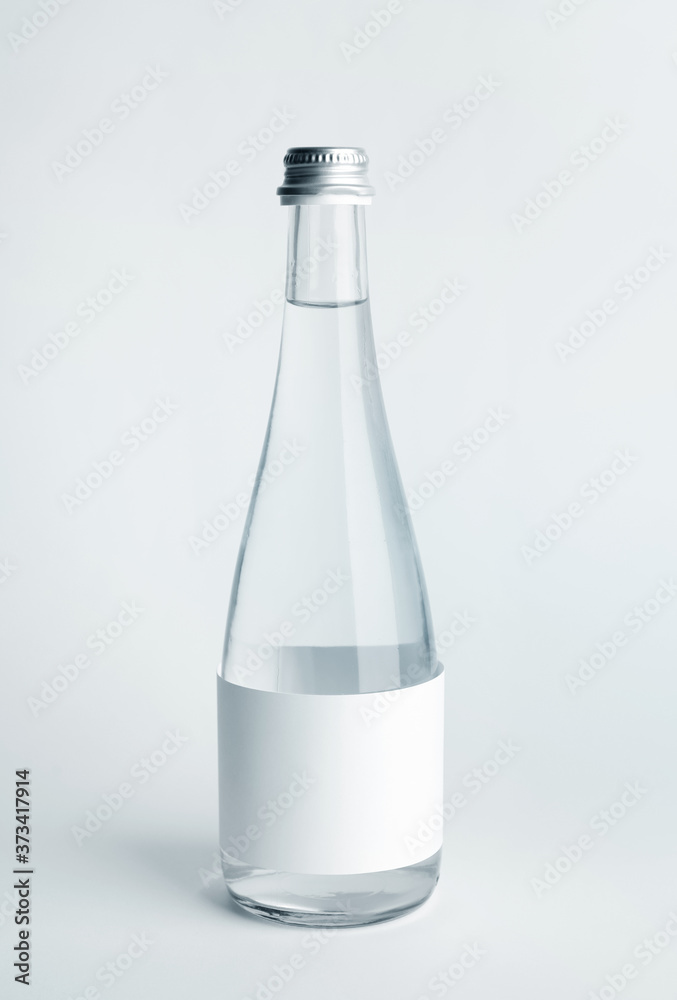 一瓶淡背景的清水