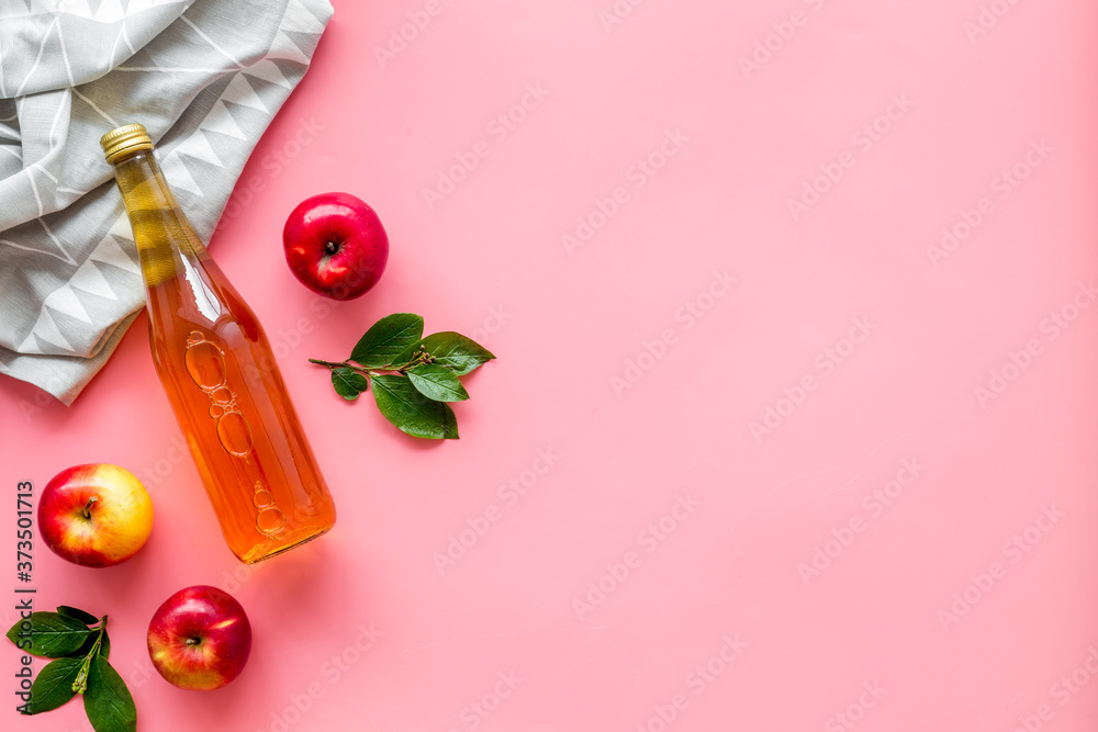 一瓶苹果有机醋或苹果酒。俯视图，复制空间