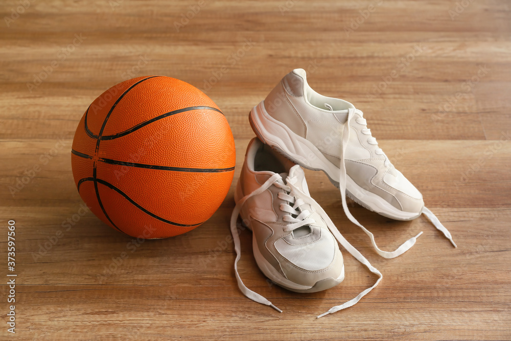 健身房地板上的篮球和鞋子