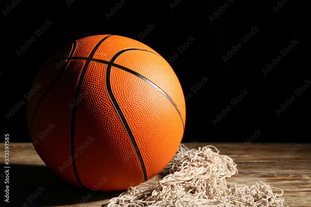 打篮球的球，在深色背景下放在桌子上的球网