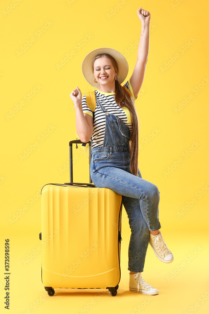 带着彩色行李箱的年轻女性。旅行理念