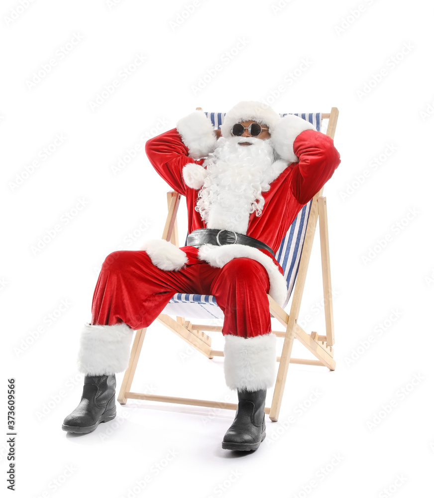 非裔美国圣诞老人坐在白色背景下的躺椅上