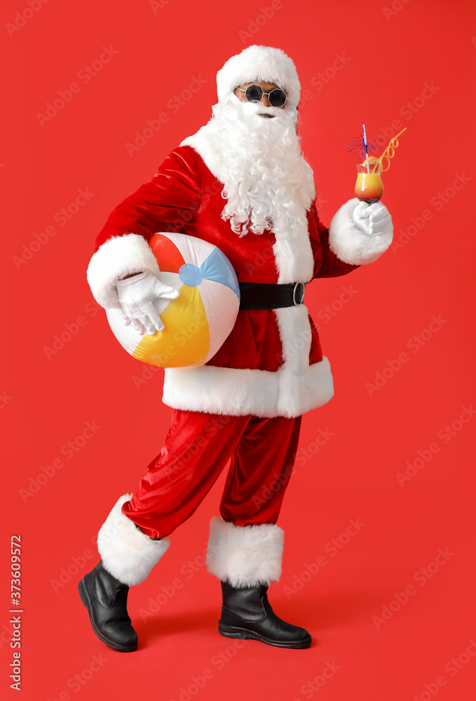 非洲裔美国圣诞老人，彩色背景配鸡尾酒和沙滩球