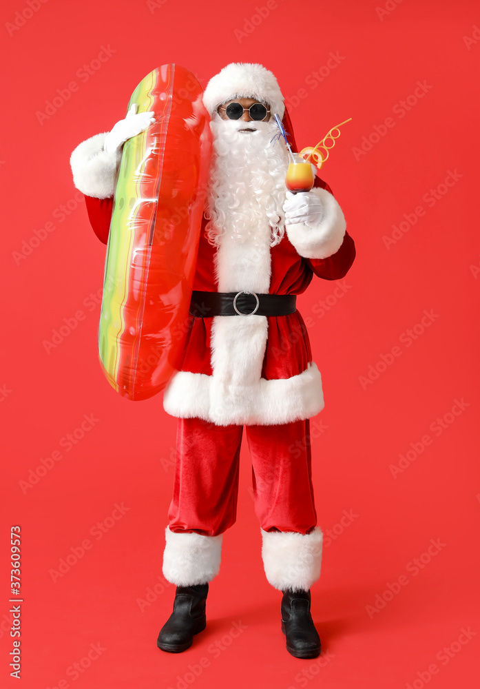 非洲裔美国圣诞老人，带游泳圈和彩色背景鸡尾酒