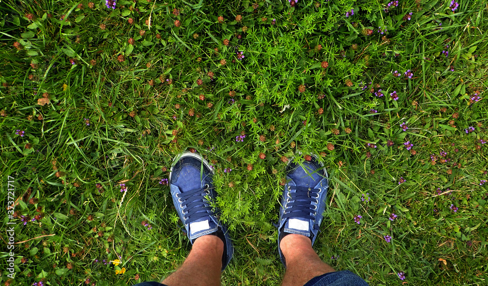 在鲜花盛开的草地上，脚踩淡褐色的鞋子，幸福快乐