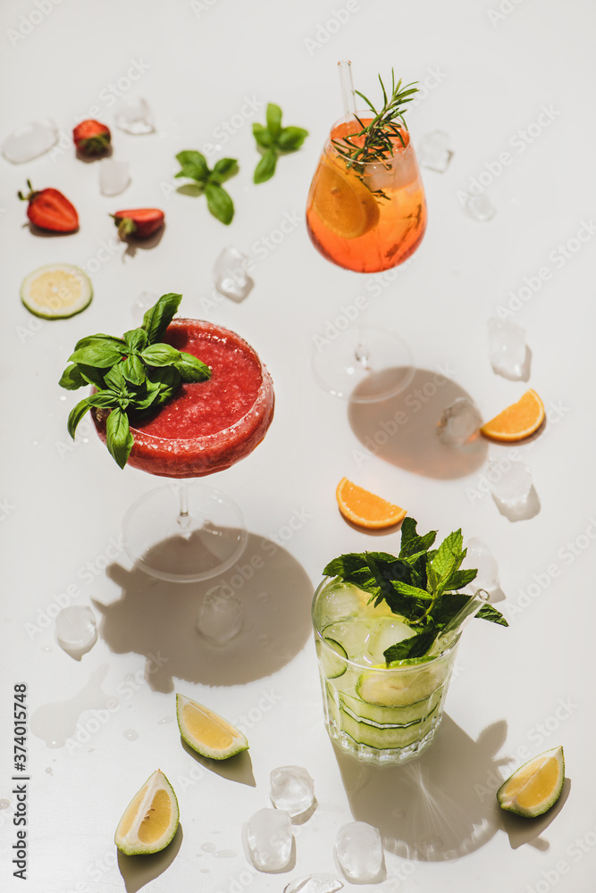 受欢迎的酒吧夏季冰酒精鸡尾酒。杜松子酒、Aperol雪碧和草莓罗勒玛格丽塔