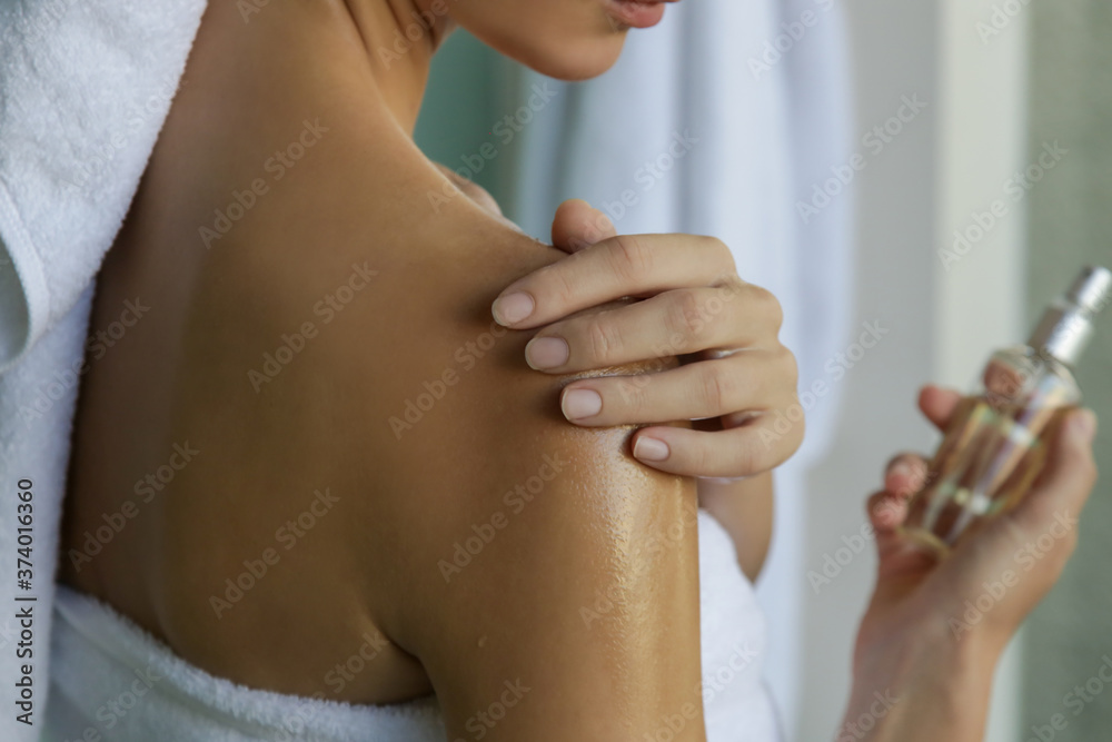 女性沐浴后涂抹身体油保湿，美容护肤理念