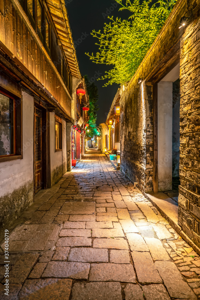 夜晚，中国苏州周庄古镇的街道