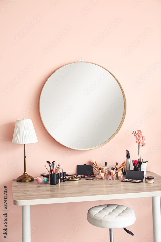 现代化妆室里有装饰性化妆品和镜子的桌子