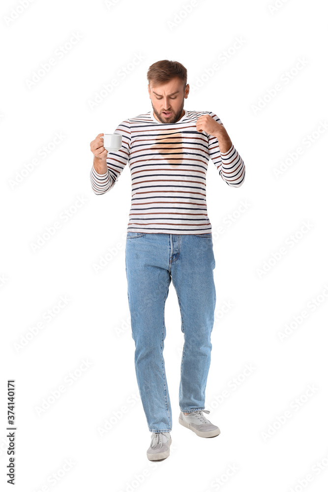 压力重重的年轻人，白底t恤上有咖啡渍