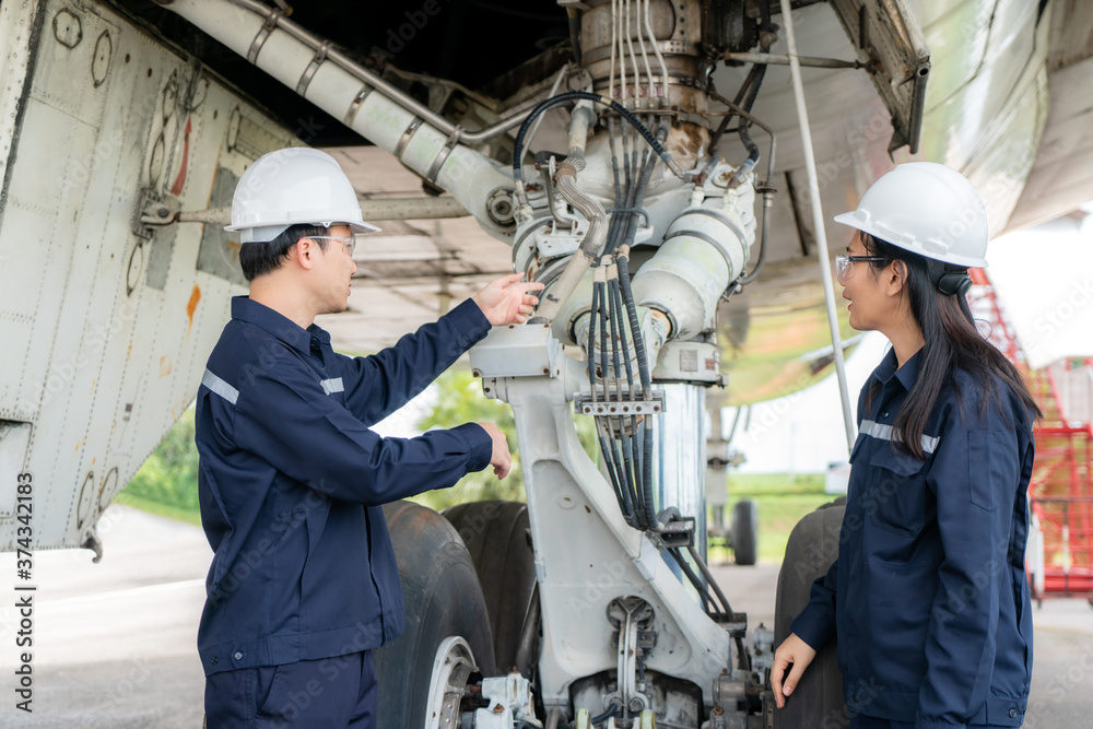 亚洲男女工程师维修飞机团队维修、修理、现代化和翻新