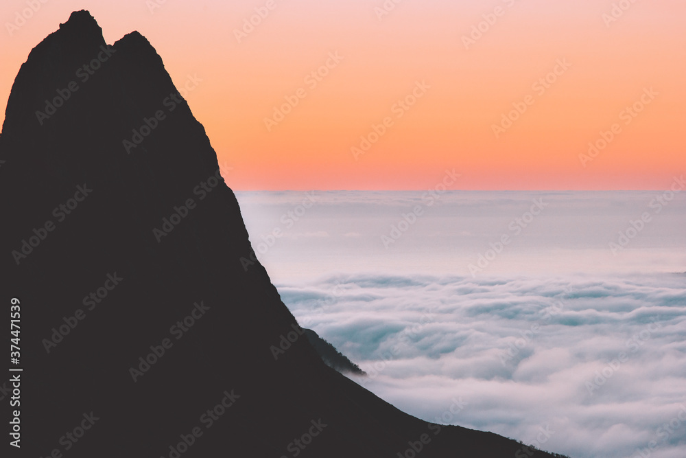 鸟瞰日落景观挪威云层上方的山脉剪影，旅行宁静田园风光