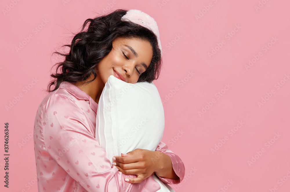 乐观的年轻女人抱枕