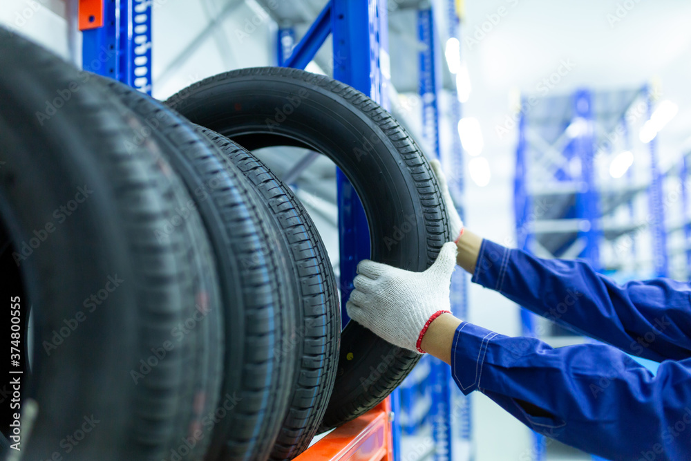 在汽车维修服务中心更换轮胎的新轮胎对行业来说是模糊的。