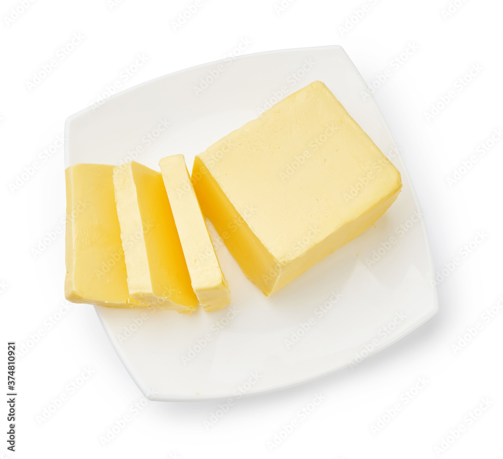 隔离的白色盘子上的黄油切片。俯视图。