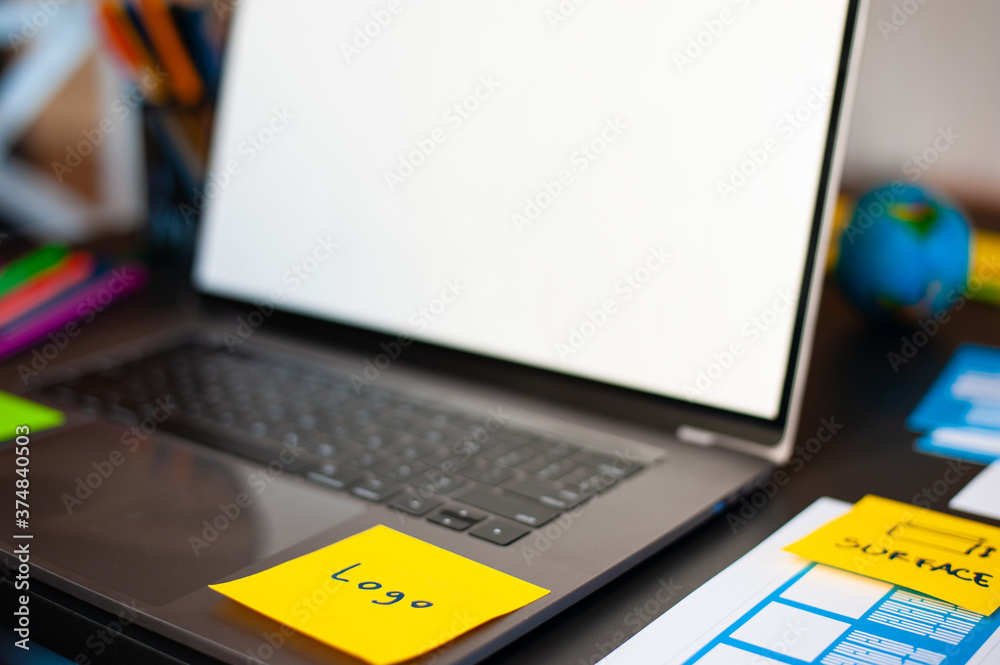 办公桌上的笔记本电脑和徽标设计。