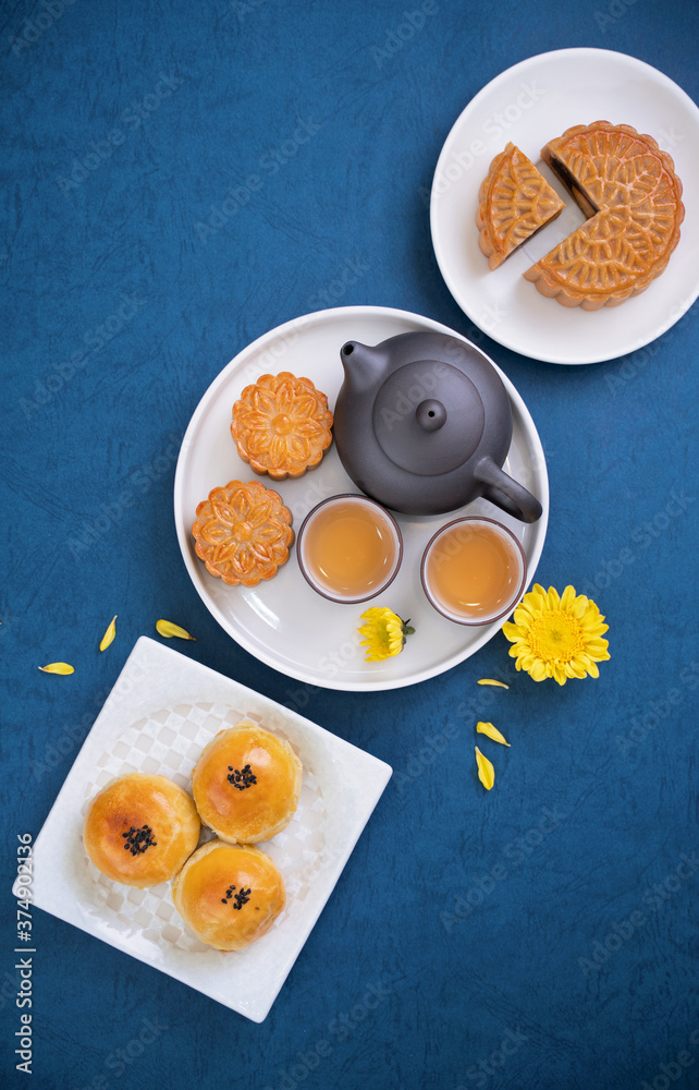 中秋节月饼，蓝色背景上的美味美味的新鲜月饼