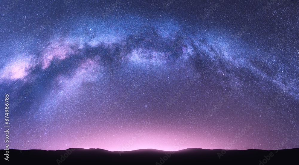 银河拱门。明亮的拱形银河，紫色的天空中有星星，粉红色的奇妙夜景