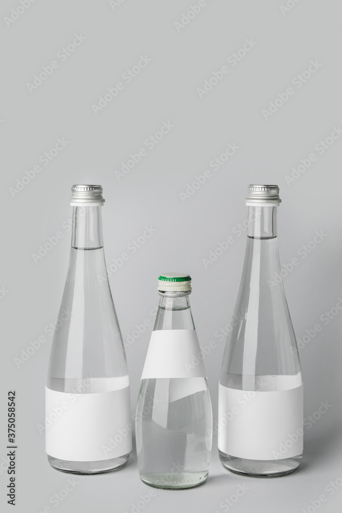 淡背景下的瓶装清洁水