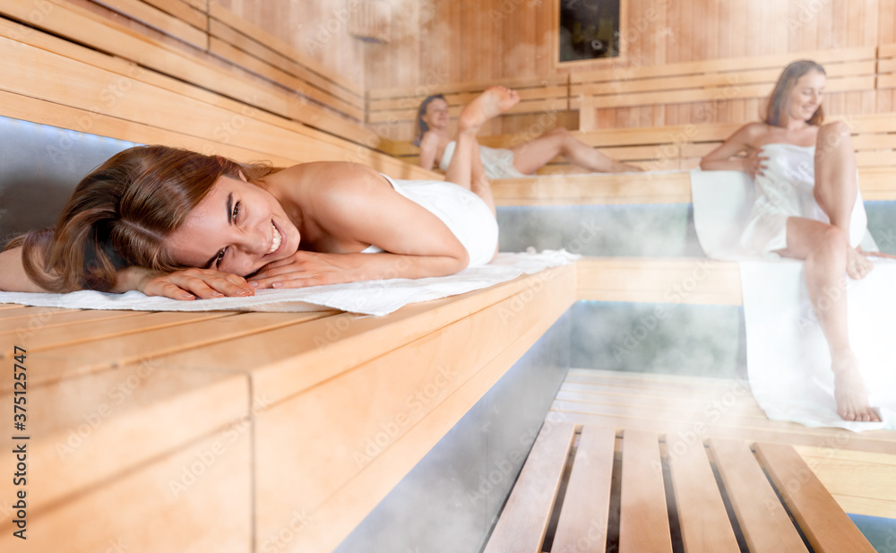 追求健康生活方式的女性在桑拿浴室放松