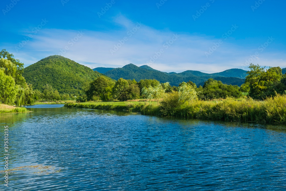 克罗地亚，美丽的加卡河在利卡地区的绿色草地之间流动