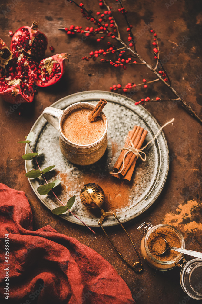 土耳其传统冬季热饮Salep。一杯加肉桂粉的甜温Salep饮料