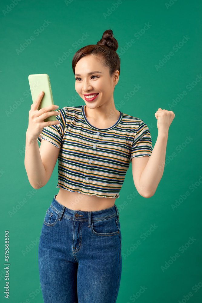 亚洲长相的社交美女使用手机ph自拍或视频通话