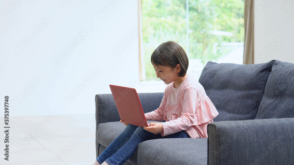 パソコンを使う女の子